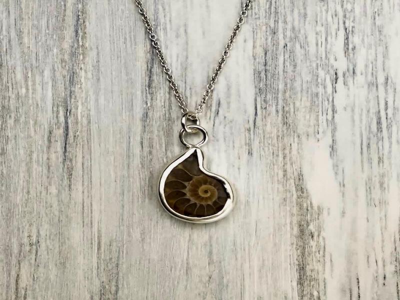 Silver pendant with natural stone design. Colgante de plata con diseño de piedra natural.