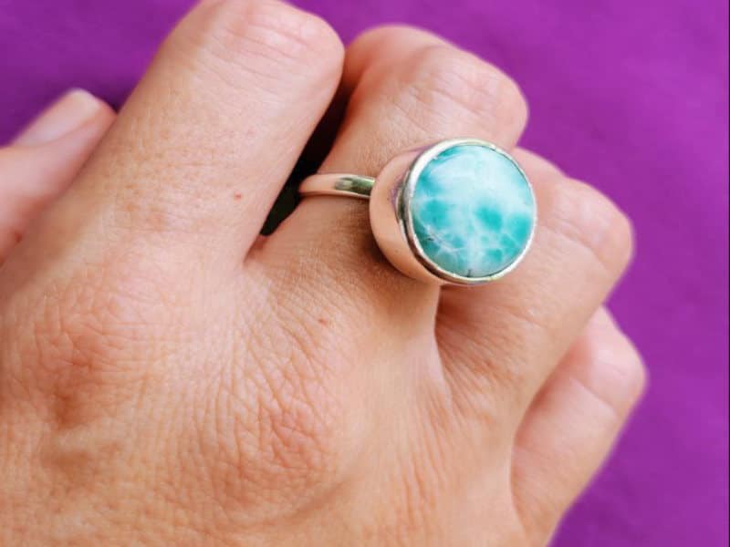 A rare blue variety of the mineral pectolite, found exclusively in the Dominican Republic.   Una rara variedad azul del mineral pectolita, que se encuentra exclusivamente en la República Dominicana.