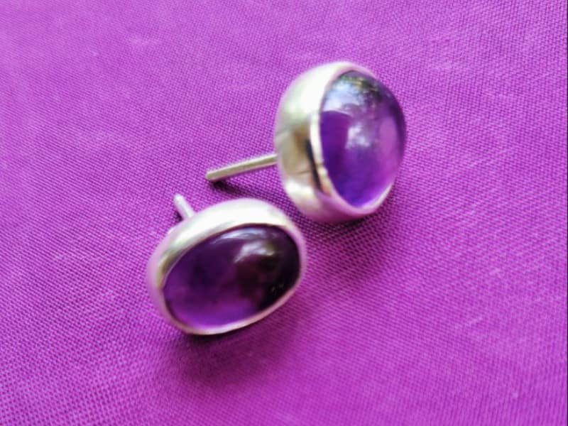 Amethyst as a violet to purple variety of quartz with notable physical, healing, and spiritual properties. 106 / 5,000
La amatista es una variedad de cuarzo de color violeta a púrpura con notables propiedades físicas, curativas y espirituales.