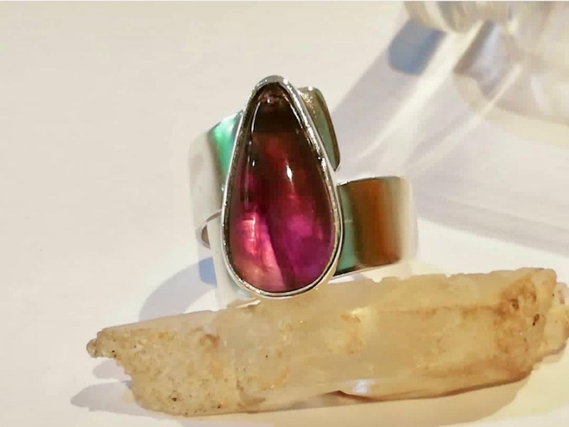 Elegant silver with colored stone. Elegante plata con piedra de color.