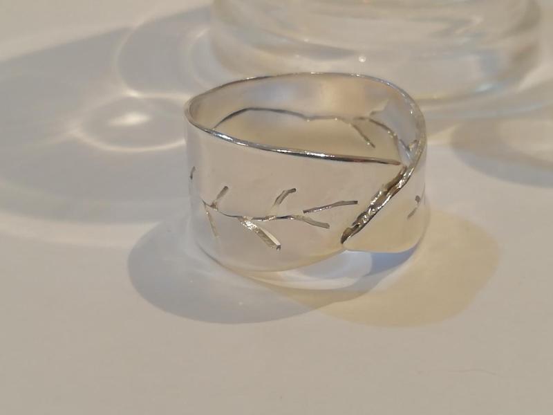 Anillo de plata con recorte de hoja Silver ring with leaf cutout.