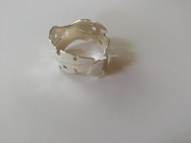 Silver ring with large leaf design. Anillo de plata con diseño de hojas grandes.