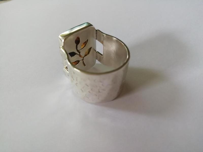 BACK VIEW: Silver ring with leaf cutout. Anillo de plata con recorte de hoja. 