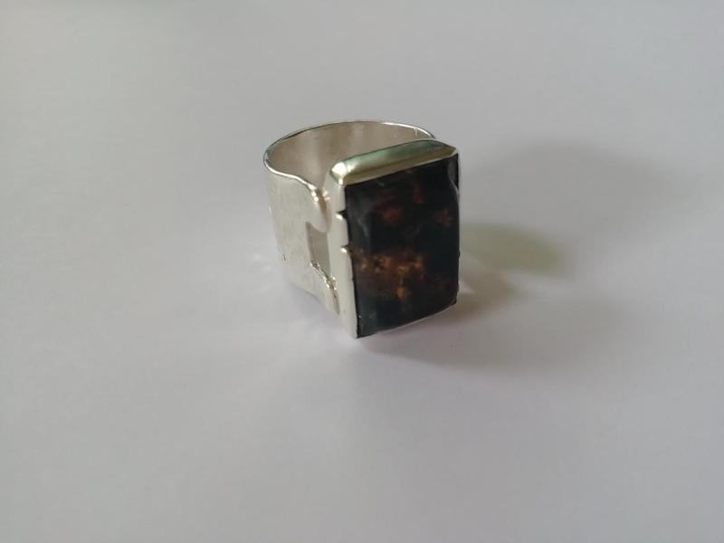 FRONT VIEW: Silver ring with tigers eye. Anillo de plata con ojo de tigre