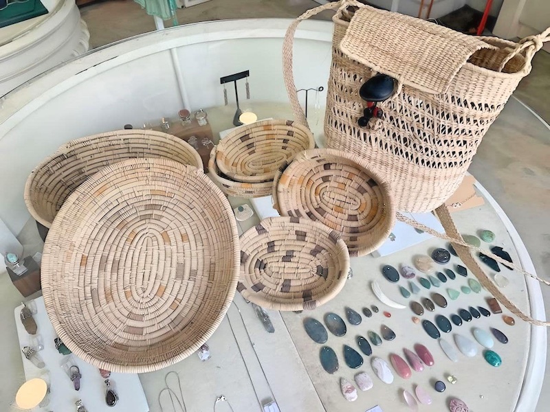 Esta foto presenta canastas tejidas a mano con gramas locales por artesanos de Costa Rica. La colección incluye una variedad de tamaños y patrones, destacando técnicas de tejido tradicionales.
