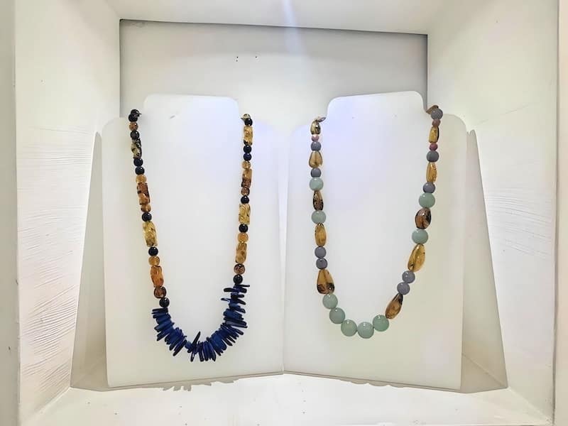 Esta foto muestra collares artesanales diseñados para llevar las únicas frecuencias de energía de las piedras, creados por artesanos locales en Costa Rica.