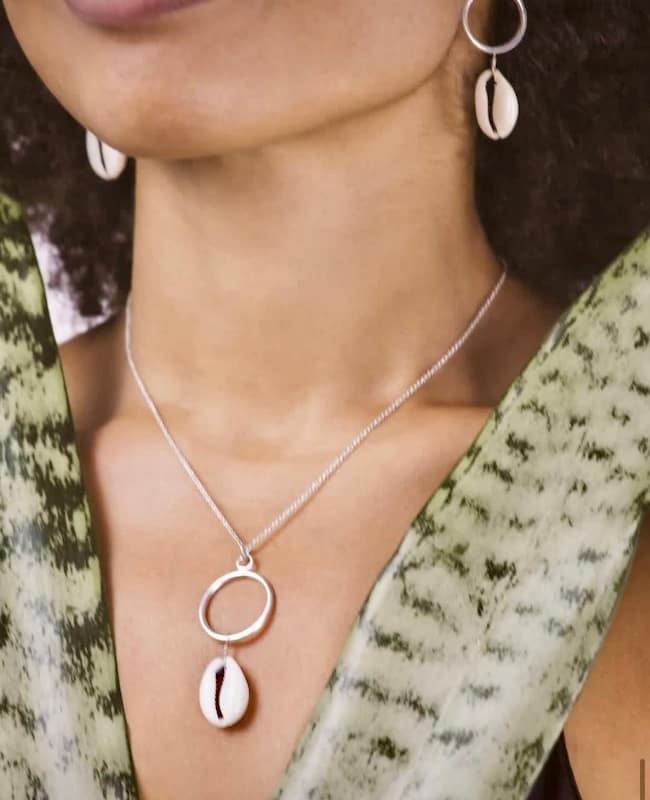 Silver necklaces with sea shell. Collares de plata con conchas marinas.