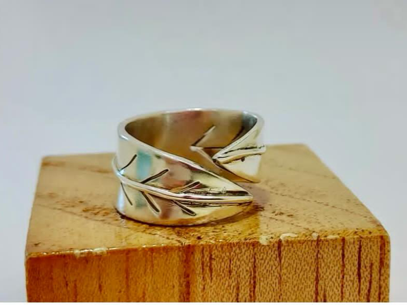 Silver ring with leaf desig. Anillo de plata con diseño de hojas.