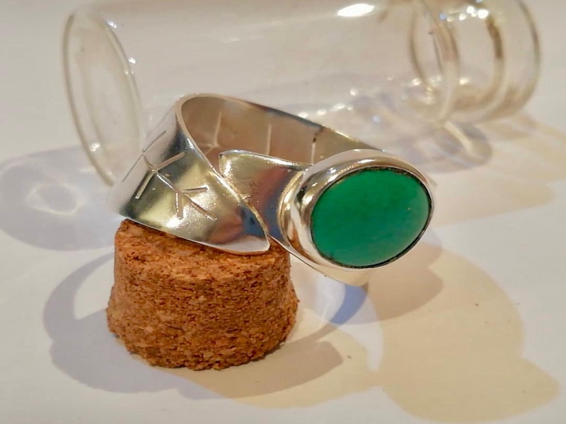 Hand crafted silver ring with green stone. Anillo de plata elaborado artesanalmente con piedra verde.