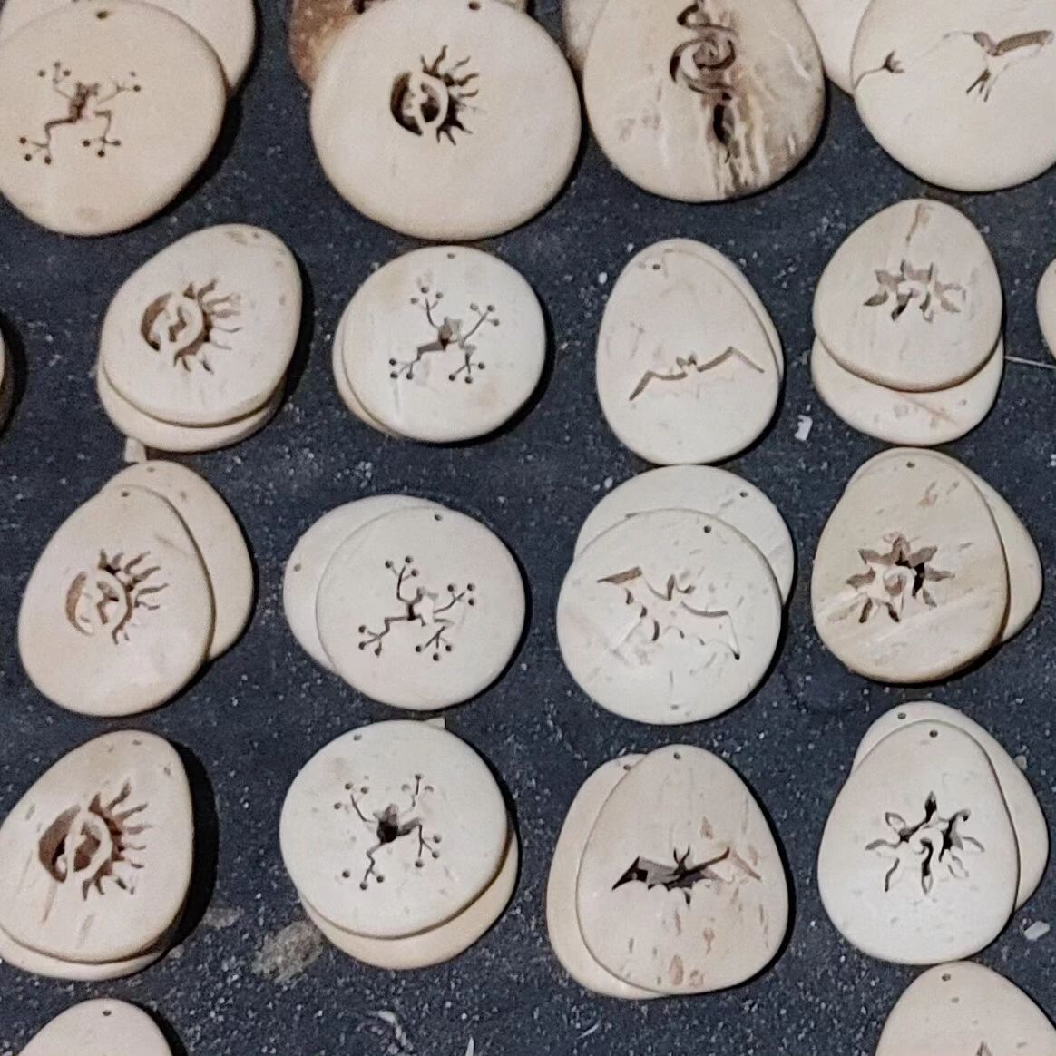 Joyería única - Coco tallad; Unique Jewelry - Carved Coconut