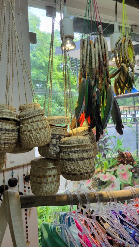 Artesanales, hanging baskets